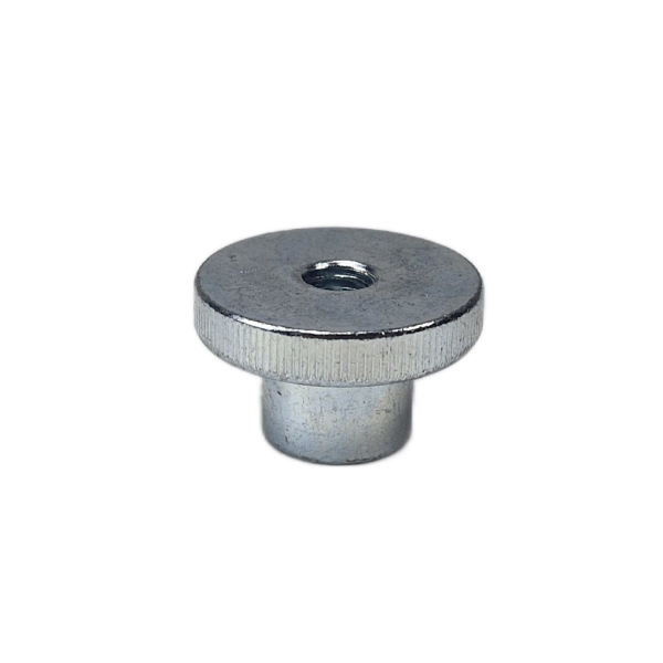 Metalen kartelmoerknop voor M8-fitting met diameter 30 mm, schuin van boven