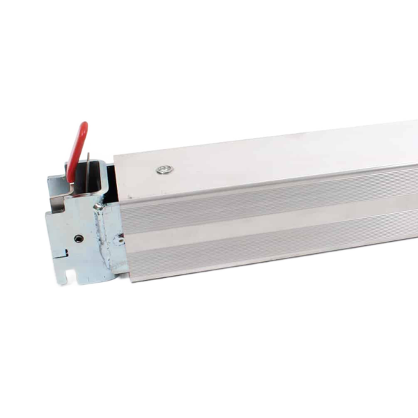 Detail van een aluminium stuwbalk HD met geribbeld profiel, metalen eindstuk en rode vergrendelhendel.