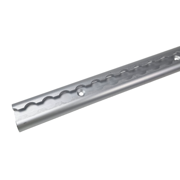 Aluminium vliegtuigrail VR-5000-1000 met afgerond profiel en boorgaten, lengte 1 meter