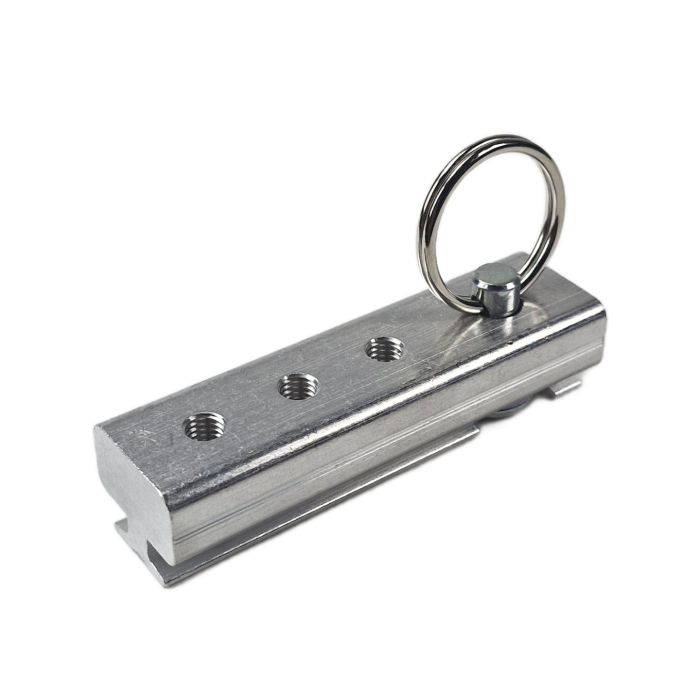 Schuin aanzicht van aluminium KERL adapter met drie M8-schroefdraadgaten en ring