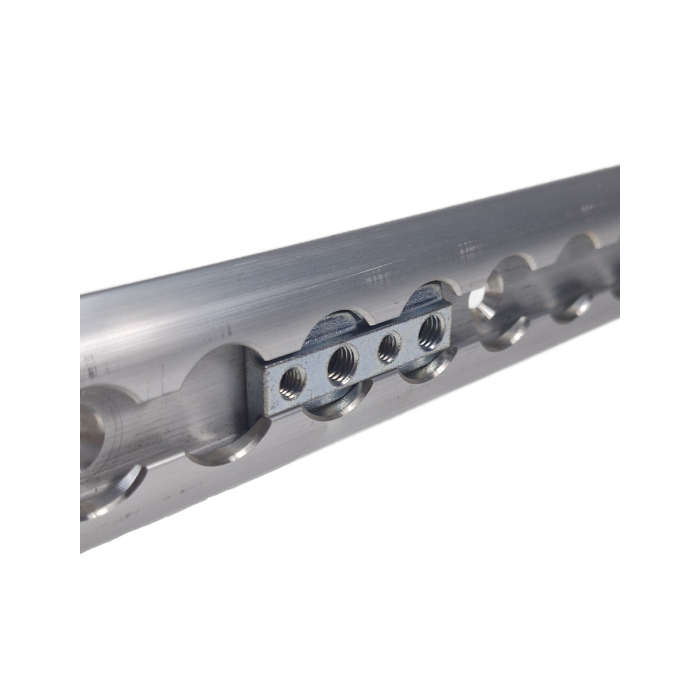 Montageplaat met 2x M6 en 2x M8 schroefdraad geplaatst in een aluminium vliegtuigrail