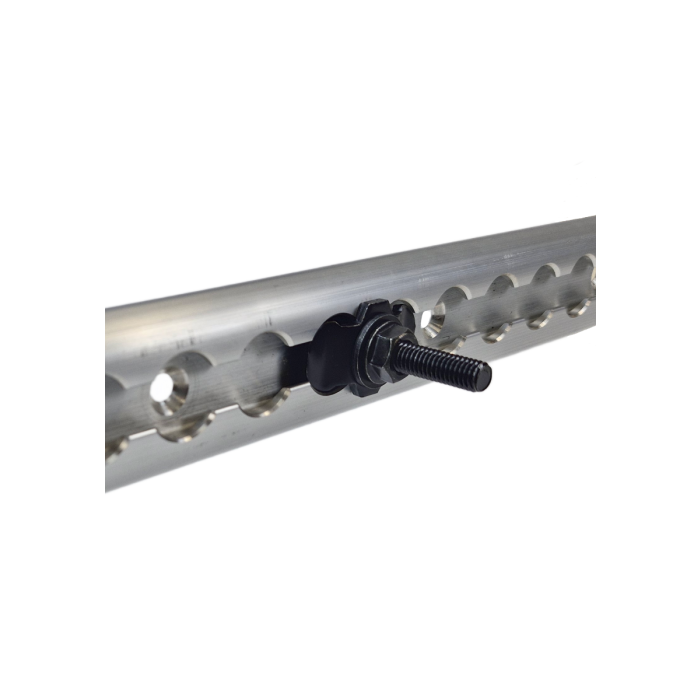 Zwarte M8 fitting gemonteerd in een aluminium vliegtuigrail