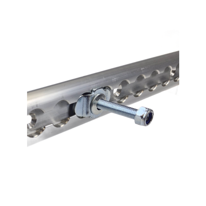 Vliegtuigrail-fitting met M8-moer bevestigd in aluminium vliegtuigrail