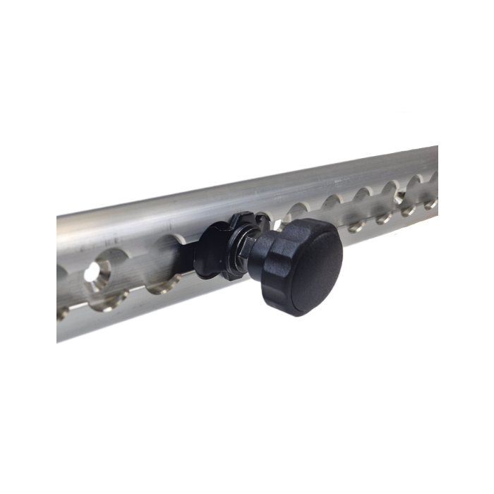 Zwarte M8-draaiknop op fitting in aluminium vliegtuigrail