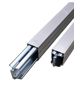 Detail van een aluminium stuwbalk met rechthoekige profielen en twee metalen uiteinden, waarvan één uitgeschoven en één ingeschoven.