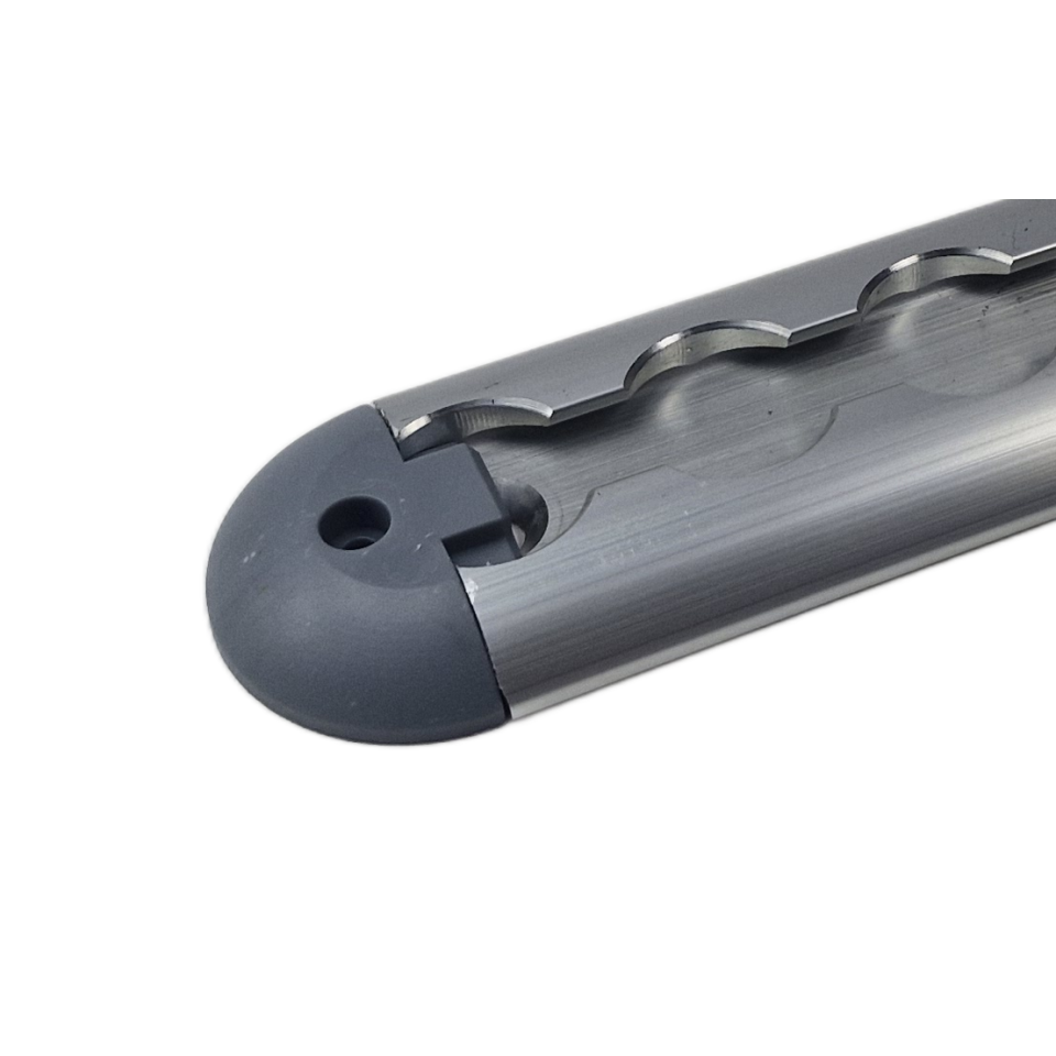 Zwarte kunststof eindkap op een aluminium VR-5000B vliegtuigrail