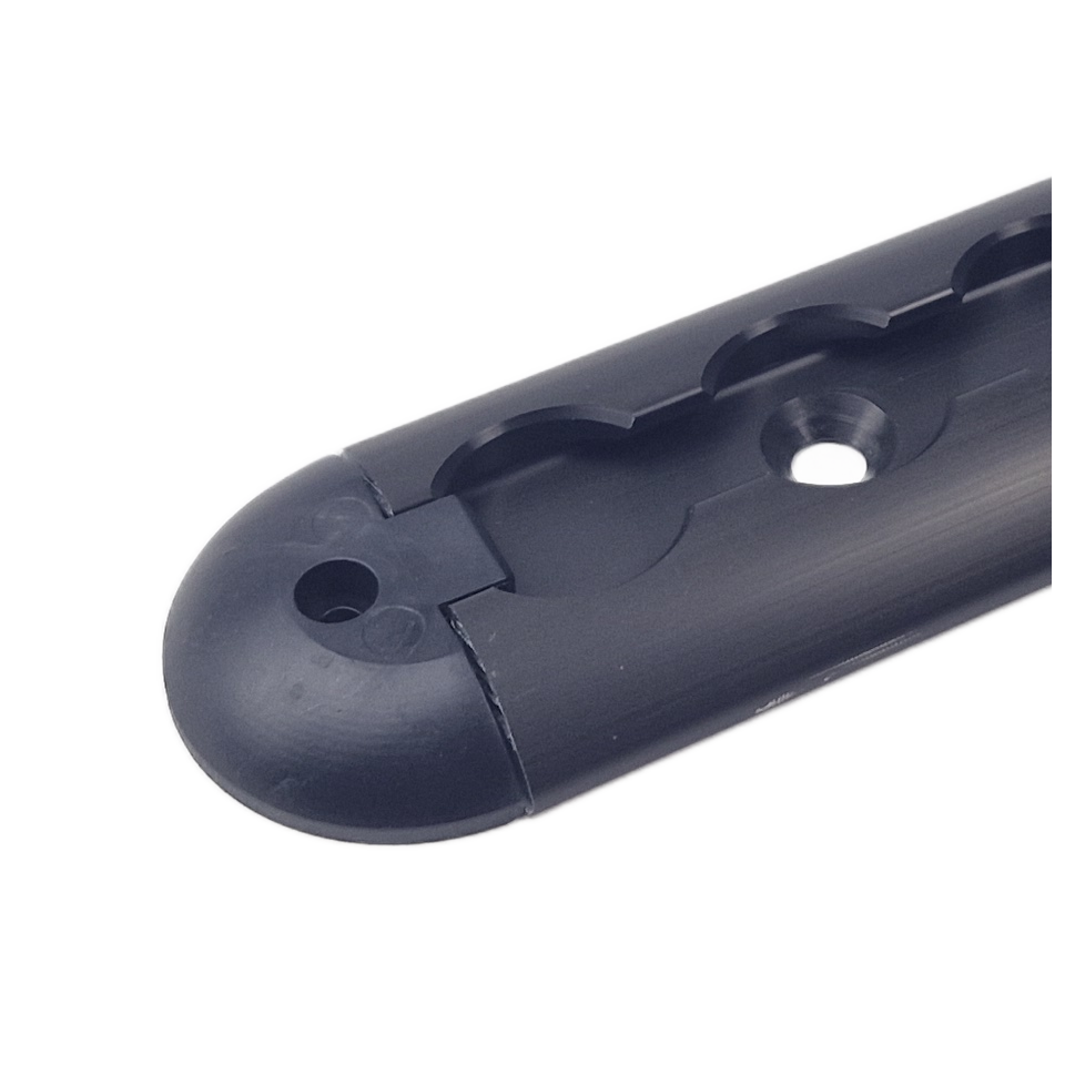 Zwarte kunststof eindkap op een aluminium VR-5000B vliegtuigrail