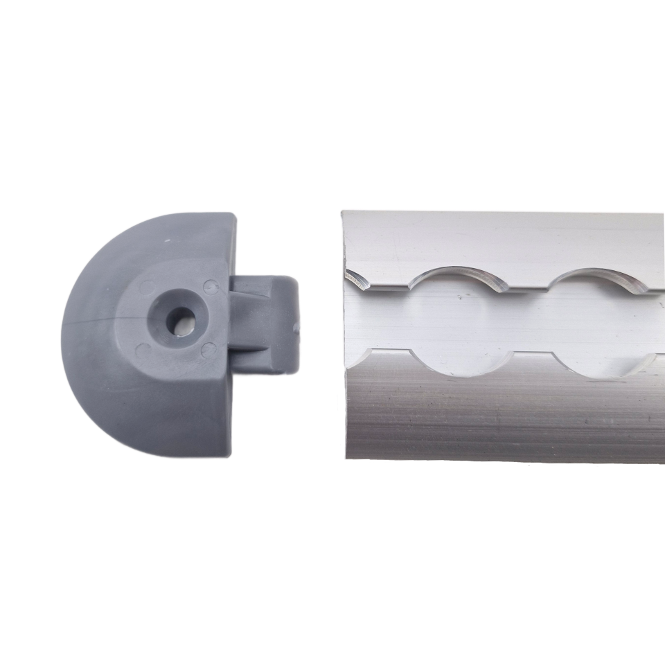 Grijze kunststof eindkap naast een aluminium VR-5001 vliegtuigrail