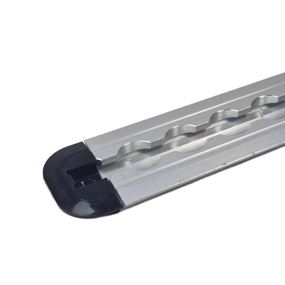 Zwarte kunststof eindkap op een aluminium VR-5004 vliegtuigrail