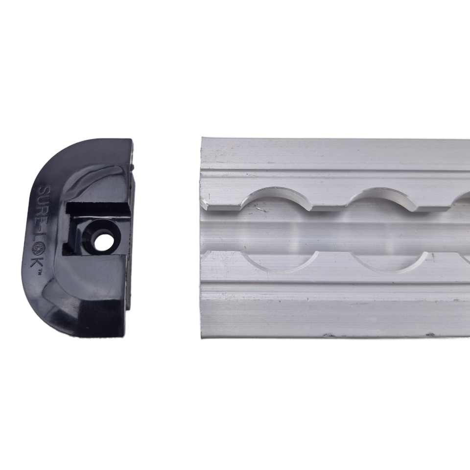 Zwarte kunststof eindkap naast een aluminium VR-5004 vliegtuigrail