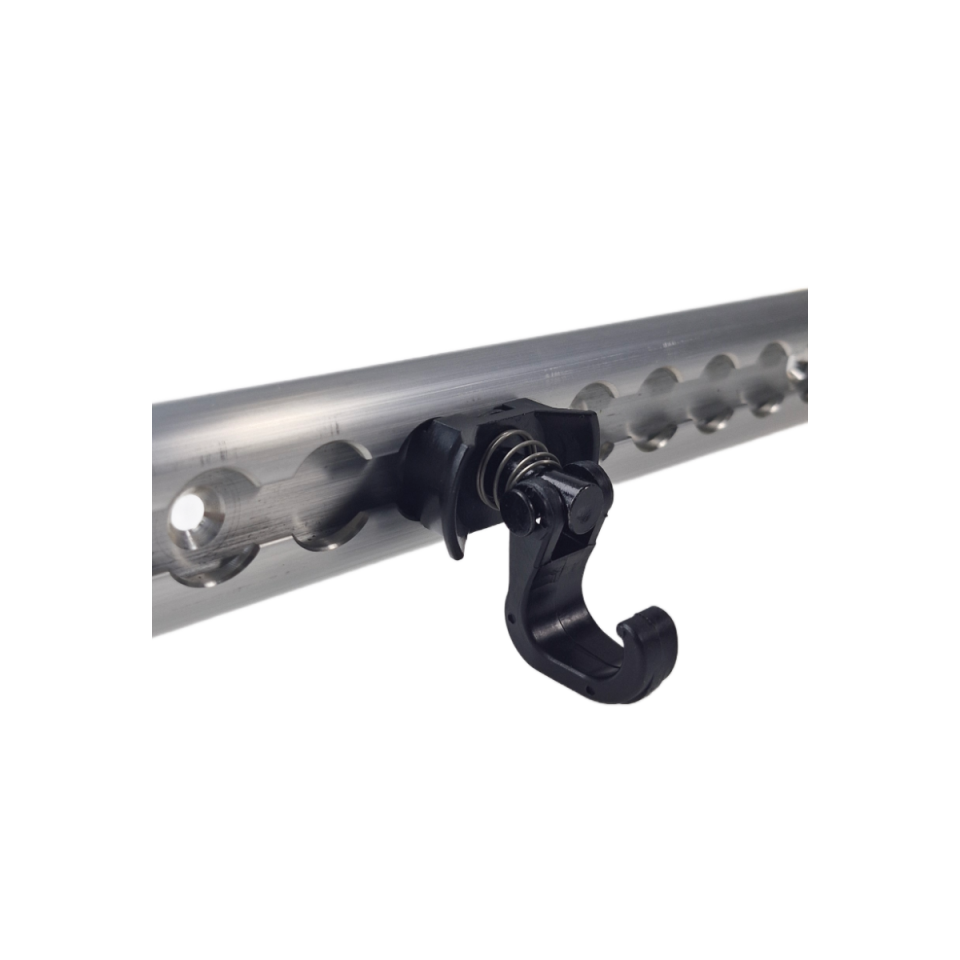 Zwarte single studfitting met L-haak bevestigd in aluminium vliegtuigrail