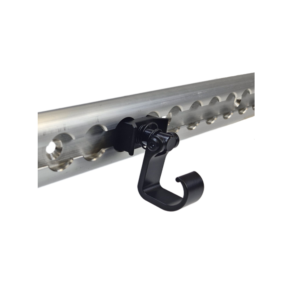 Zwarte single studfitting met L-haak gemonteerd in vliegtuigrail