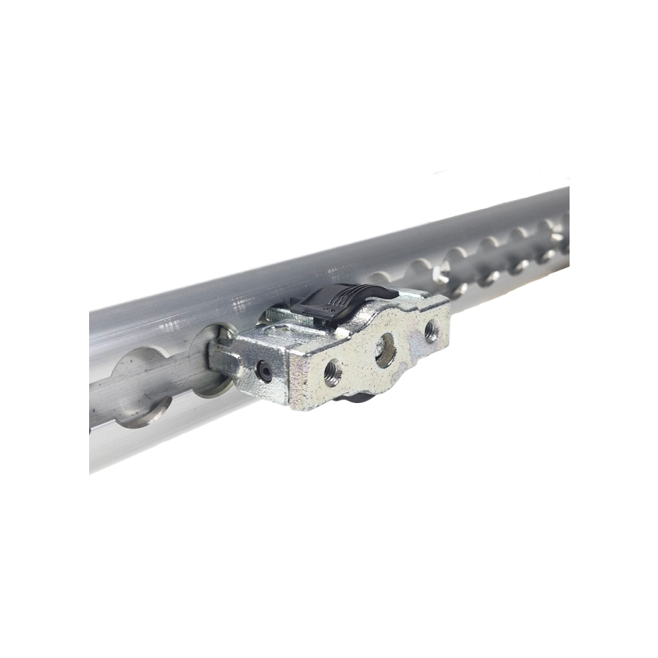 Vliegtuigrail fitting met 2 M6 montagegaten geplaatst in aluminium vliegtuigrail