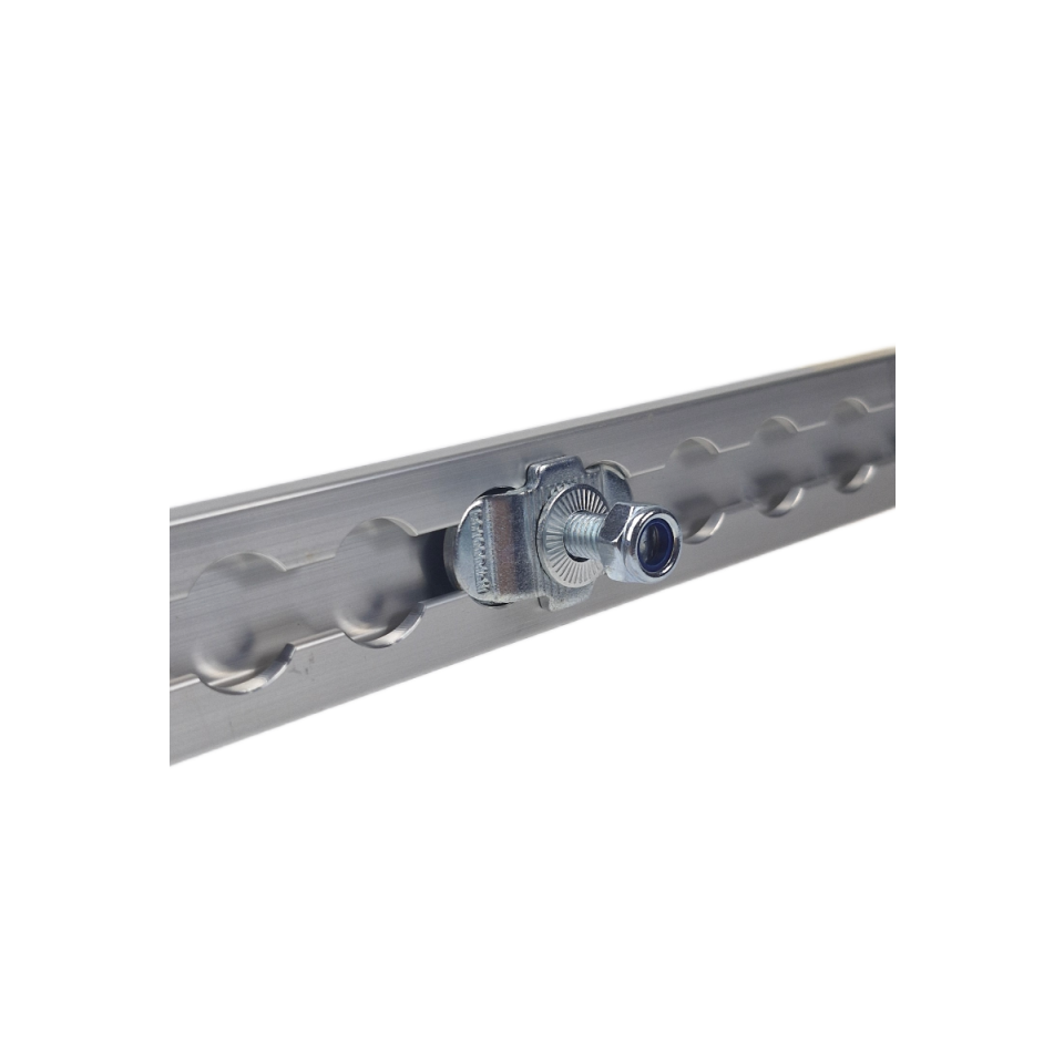 Vliegtuigrail-fitting met M8-moer bevestigd in aluminium vliegtuigrail