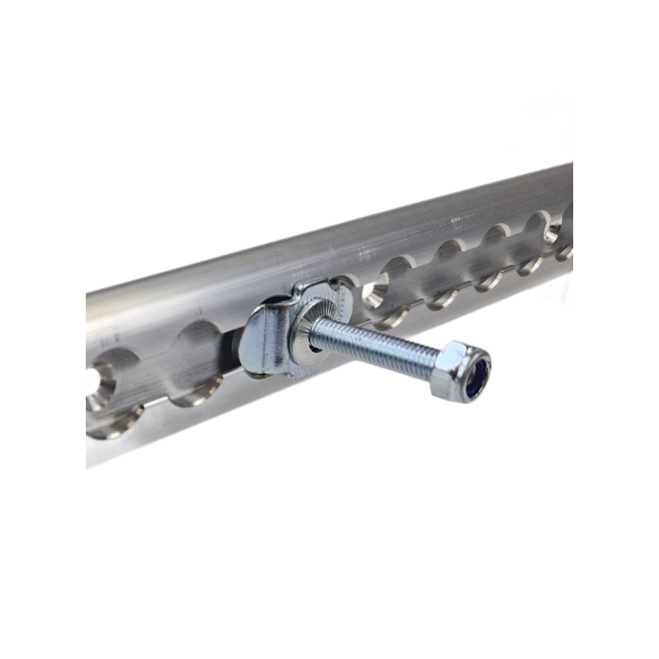 Vliegtuigrail-fitting met M8-moer bevestigd in aluminium vliegtuigrail