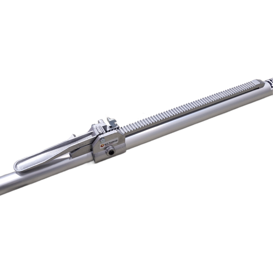 Detail van het zilverkleurige verstelmechanisme van een aluminium cargokeeper HD met omhoogstaande hendel en getande rail.