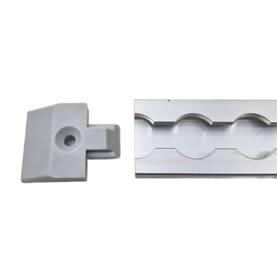 Lichtgrijze eindkap naast aluminium vliegtuigrail VR-5002