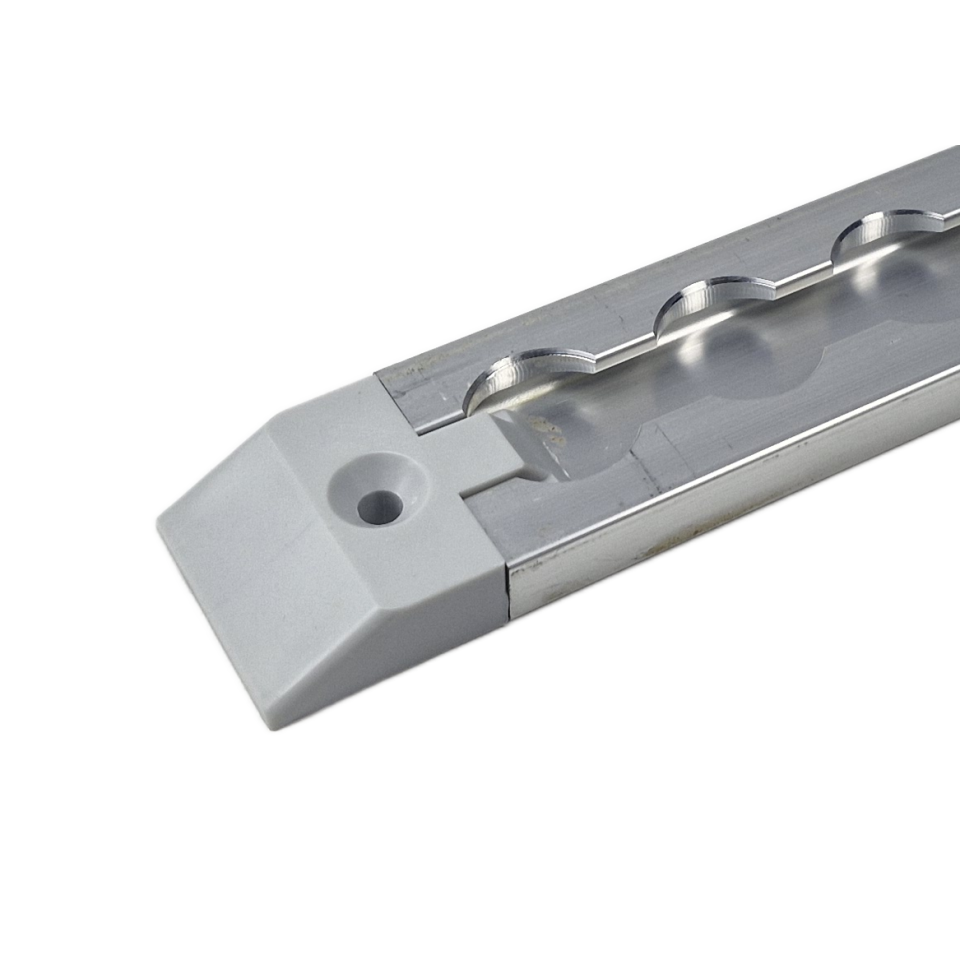 Lichtgrijze eindkap geplaatst op het uiteinde van aluminium vliegtuigrail VR-5002