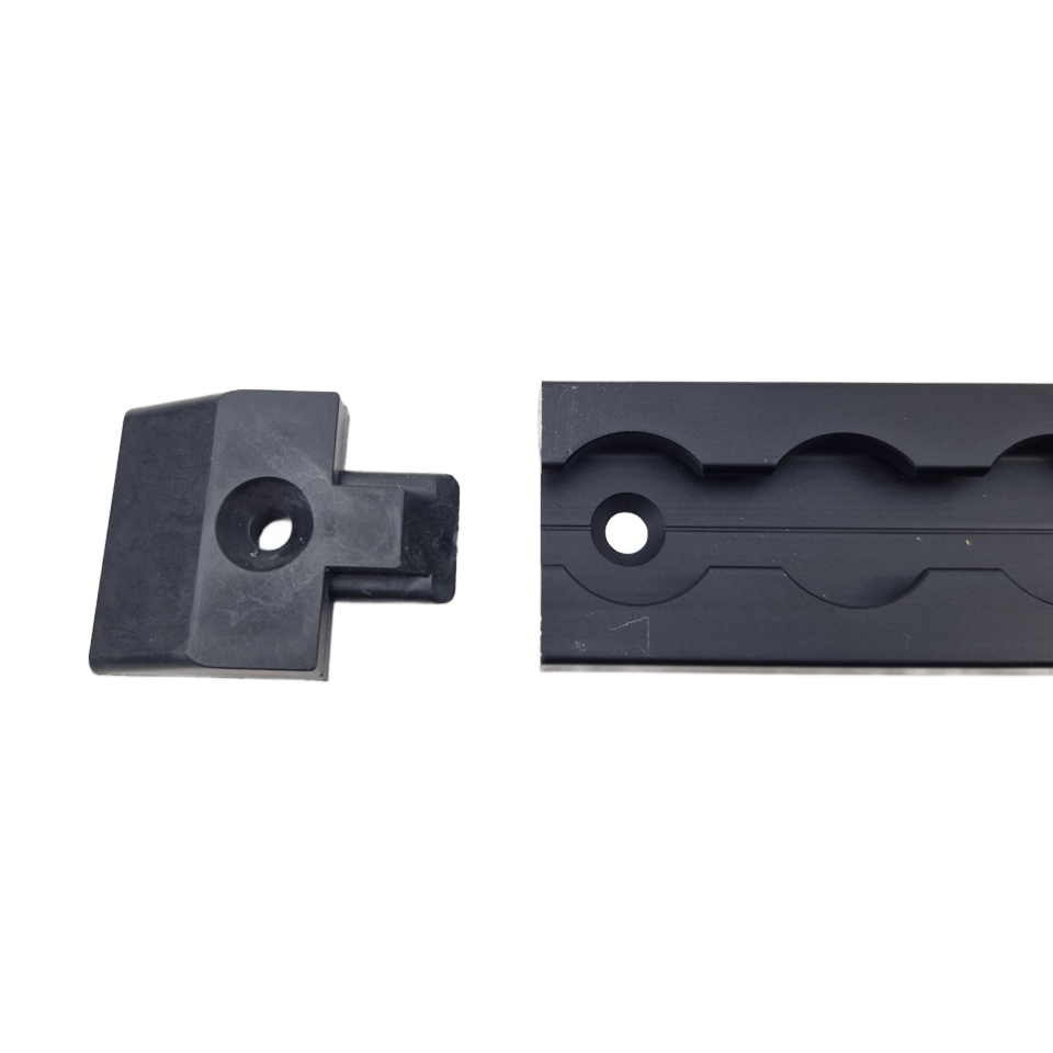 Zwarte eindkap naast aluminium vliegtuigrail VR-5002