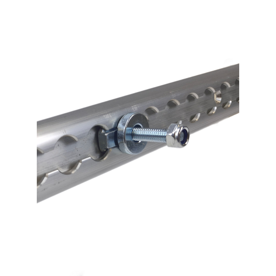 Vliegtuigrail-fitting met M8-moer geplaatst in aluminium vliegtuigrail