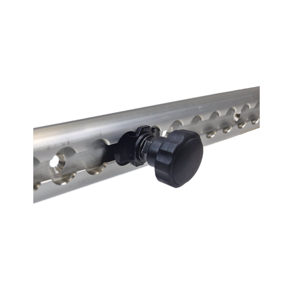 Zwarte M8-draaiknop op fitting in aluminium vliegtuigrail