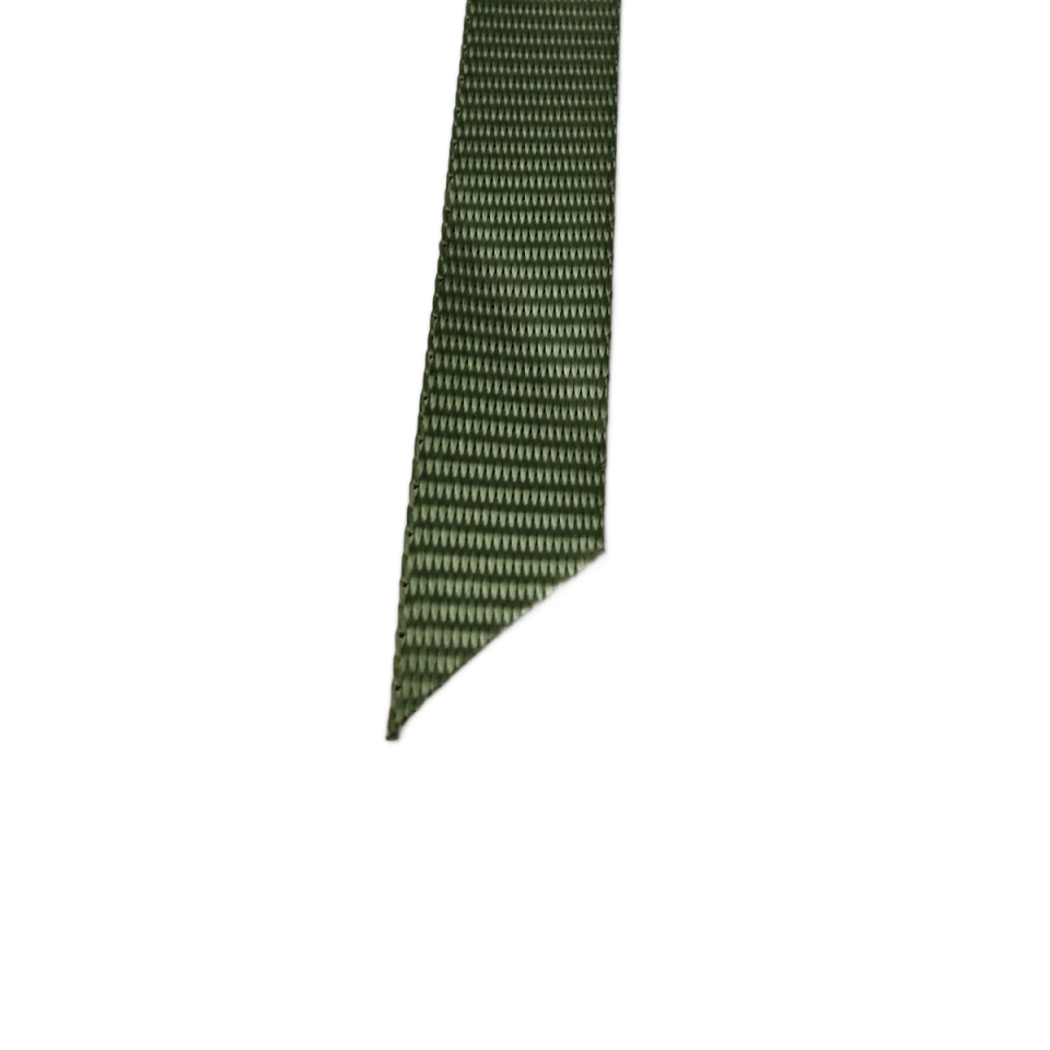 Detail van het schuine uiteinde van een olijfgroene sjorband 20 mm