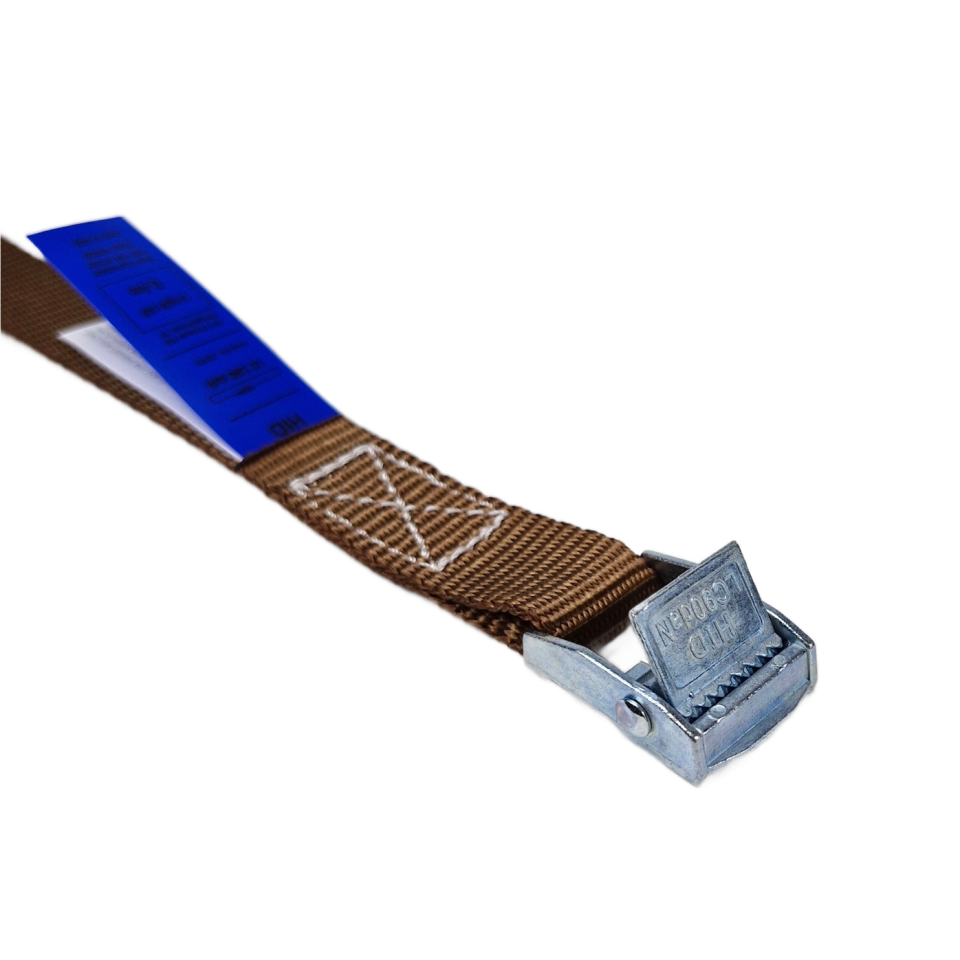 Detail van bruine sjorband 20 mm met metalen klemgesp 4012 en blauw label