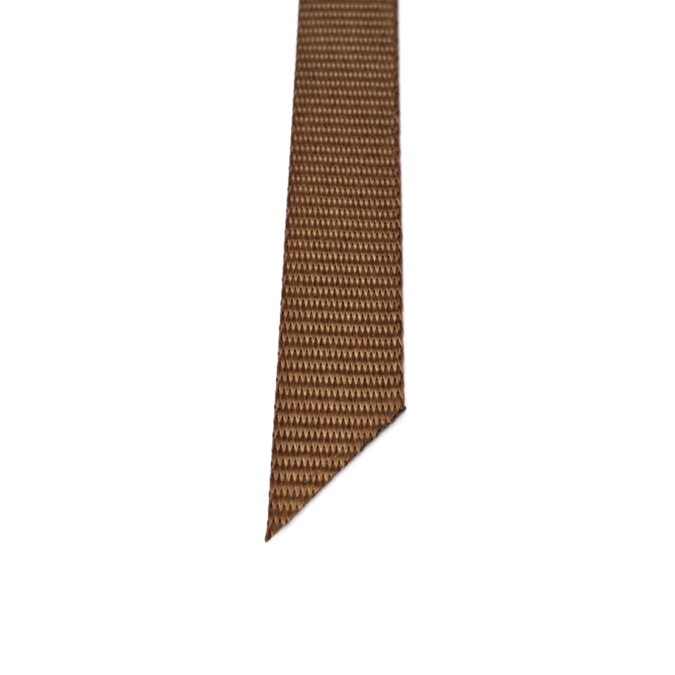 Detail van het schuine uiteinde van een bruine sjorband 20 mm