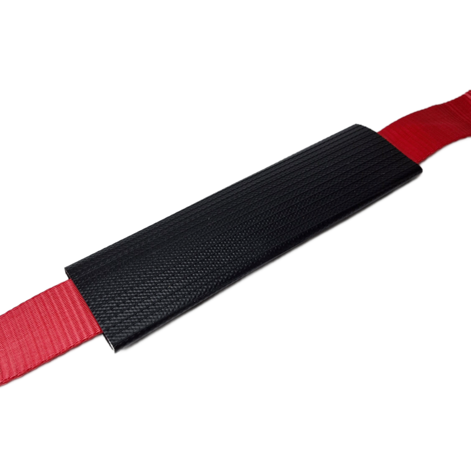 Zwarte spanbandhoes van 80 mm breed en 300 mm lang om een rode spanband