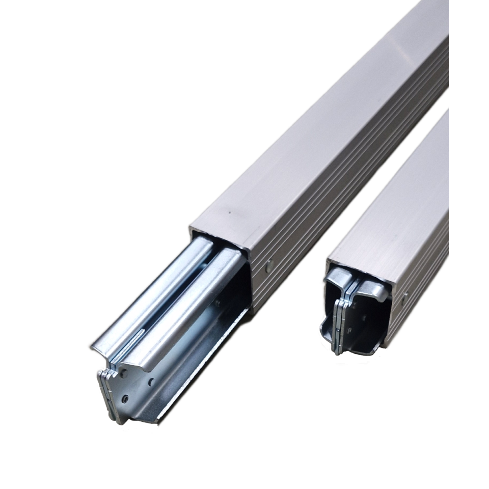 Detail van een aluminium stuwbalk met rechthoekige profielen en twee metalen uiteinden, waarvan één uitgeschoven en één ingeschoven.