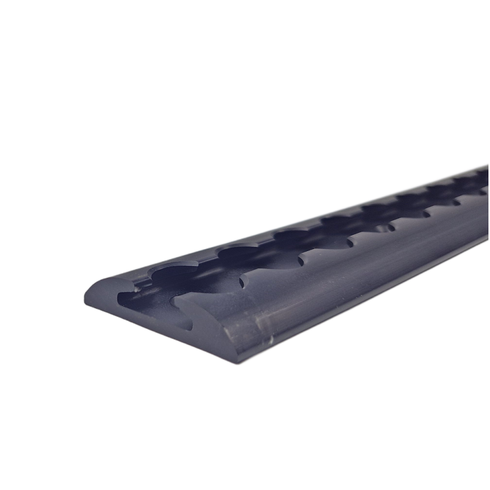 Zwart geanodiseerde vliegtuigrail opbouw afgerond 42 x 10 mm met M6-boorgaten, schuin aanzicht