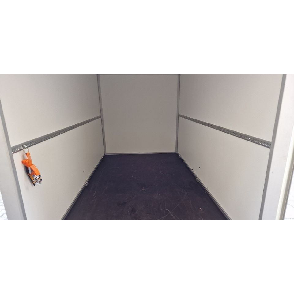 Vliegtuigrail opbouw afgerond 42 x 10 mm langs de wanden van een gesloten aanhangwagen