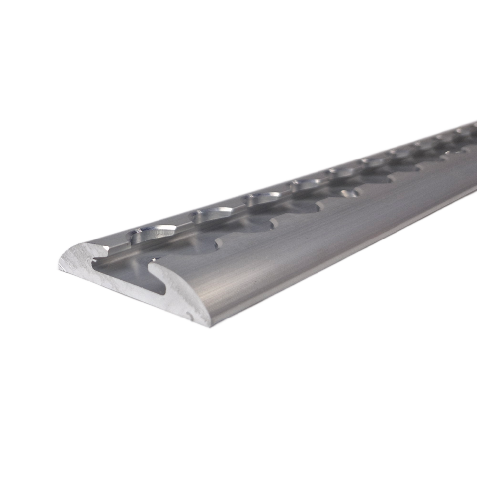 Vliegtuigrail opbouw afgerond 42 x 10 mm met M6-boorgaten, schuin aanzicht